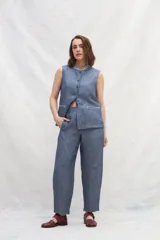 Pantalón de lino azul con corte entallado al tobillo y cintura elástica.