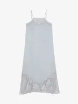 Vestido largo celeste de lino, de silueta recta y finos breteles regulables, con detalles de encaje aplicado en el escote y en el ruedo asimétrico.