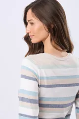 Remera de algodón de manga larga con escote redondo y estampado de rayas horizontales en tonos rosado, gris y beige.