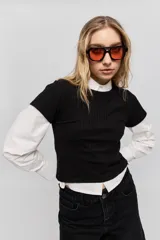Remera de manga corta confeccionada en tejido de rib, con cuello redondo y ajuste al cuerpo.
