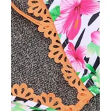 Bikini de dos piezas con estampado floral y de rayas, con detalles en color naranja. El corpiño es de corte triangular con tiras regulables y bordes con apliques decorativos, y la bombacha es tipo tanga con tiras laterales para atar.