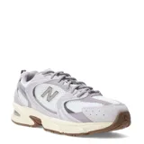 Championes New Balance 530 de mujer, color gris claro con detalles en blanco, beige y marrón. Presentan una capellada de malla transpirable con refuerzos sintéticos y entresuela con tecnología ABZORB.