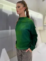 Buzo oversize verde con cuello alto y puños tejidos en morley. Confeccionado en lana merino teñida artesanalmente.