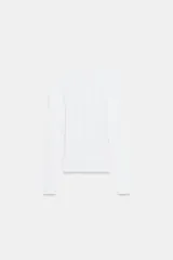 Camiseta de manga larga con cuello redondo y corte ajustado, confeccionada en tejido de mezcla de algodón suave.