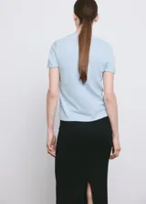 Camiseta básica de algodón en color celeste, con cuello redondo y mangas cortas.