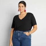 Remera negra de corte clásico con cuello en V y mangas cortas.