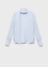 Blusa de textura ligera en color celeste, con cuello alto envolvente y detalle de fular integrado. Presenta mangas largas con puños abotonados y un diseño de corte recto.