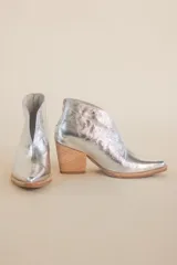 Bota corta plateada de cuero con taco de madera.