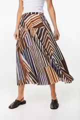 Falda midi de algodón, con diseño geométrico de paneles con rayas verticales en tonos marrón, celeste, blanco y negro. Presenta pretina elastizada en la parte trasera y silueta evasé.