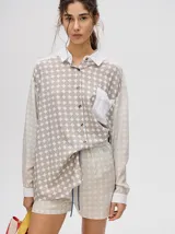 Short boxy de viscosa con estampado geométrico en tonos verde y beige, de tiro medio con pretina elástica y cordón de ajuste marrón oscuro.