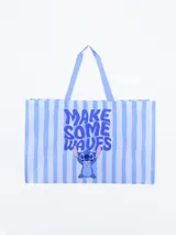 Bolsa tipo tote bag de material laminado con diseño de rayas verticales en tonos celestes. Presenta un estampado central con el personaje Stitch y la frase 'Make some waves' en color azul.