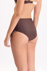 Bombacha de bikini tiro alto color marrón, con jaretas laterales ajustables que permiten regular el frunce.