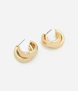Par de aros dorados de metal con diseño de aro doble.