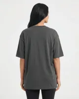 Remerón de manga corta, cuello redondo y calce oversize, color gris oscuro con efecto lavado.