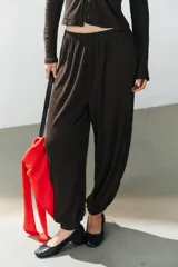 Pantalón bombacho de tiro medio en color gris melange, con cintura y puños elásticos.
