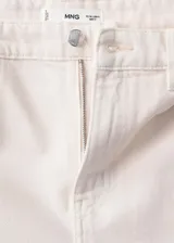 Jeans de algodón estilo wide leg en color beige, con diseño de tiro medio, cinco bolsillos, trabillas para cinturón y cierre frontal con botón y cremallera.