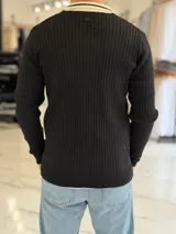 Sweater marrón de tejido de punto acanalado, con cuello polo en color marfil y cierre frontal en V. Presenta inscripciones y logotipos bordados en el pecho, incluyendo la palabra "Concept" en tipografía cursiva y "ALL GOOD FEELS" en la parte inferior.