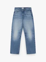 Jeans de tiro alto y corte recto con diseño clásico de cinco bolsillos, cierre de cremallera y botón metálico.