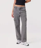 Pantalón cargo de jean azul, de corte recto y tiro alto, con bolsillos laterales y cierre frontal con botón y cremallera.