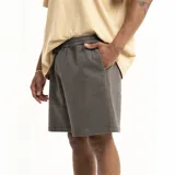 Short color beige con cintura elastizada y cordón ajustable.