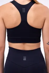 Top deportivo negro con breteles anchos y espalda deportiva.