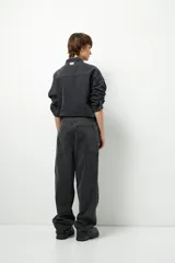 Pantalón de jean azul claro, de corte oversized y tiro bajo, con bolsillos traseros grandes.