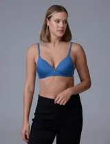 Soutien de lycra color azul, sin aro y con copa formada. Abrocha en la espalda con tres posiciones.