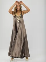 Vestido largo gris de breteles finos y escote en V, confeccionado en tela nacarada.