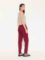 Pantalón babucha color borgoña, confeccionado en algodón liviano. Presenta cintura elastizada con cordón ajustable, bolsillos laterales y botamangas levemente entalladas.