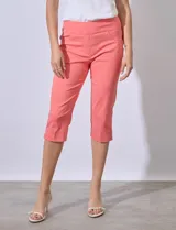 Pantalón capri de gabardina elastizada color salmón, marca Ruby Rd. Tiene pretina ancha elastizada, bolsillos simulados en la parte delantera y bolsillos aplicados en la parte trasera.