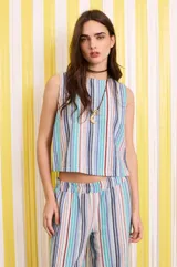 Top rayado texturado, con cuello a la base y botones en la espalda.