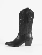 Botas tejana negras de caña media, con puntera en punta y detalles bordados en el empeine y la caña. Taco bajo y corte clásico.