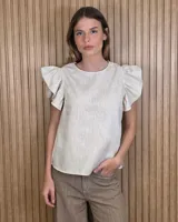 Musculosa de lino color beige, con cuello redondo y mangas cortas con volados.