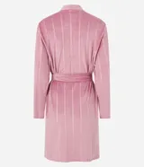 Bata de baño corta color rosado, confeccionada en plush texturizado con rayas verticales. Tiene escote en V cruzado, mangas largas y cinturón para atar.