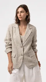 Chaqueta de lino color beige, de corte relajado, con solapa clásica, cierre frontal de dos botones y bolsillos delanteros con solapa.