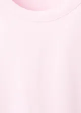 Camiseta de algodón color rosado, con diseño recto, cuello redondo y manga corta.