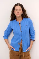Cardigan de punto con diseño de ochos, color celeste, de manga larga, escote redondo y cierre frontal con botones.