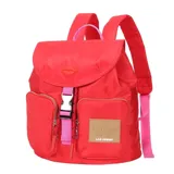 Mochila urbana Las Oreiro confeccionada en nylon color rojo. Presenta solapa superior con detalle de labios en relieve, cierre con hebilla de seguridad y correas ajustables en color rosa. Incluye bolsillos frontales con cierre y parche decorativo con logo de la marca.