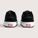 Championes de skate Vans modelo Skate Era Wafflecup, color negro con detalles en blanco. Presentan una construcción resistente con suela WaffleCup que combina durabilidad y flexibilidad, cordones negros y logo de la marca en el lateral y la lengüeta.