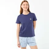 Conjunto de pijama de dos piezas compuesto por una remera de manga corta en color azul marino con pequeño estampado de concha y texto en el pecho, y un pantalón corto de rayas celestes y blancas con estampado sutil.