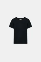 Camiseta de manga corta color negro, con cuello redondo y corte regular fit.