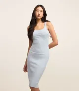 Vestido midi blanco acanalado, de algodón sostenible, con escote cuadrado y tirantes medios.