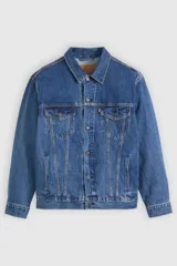 Campera de jean estilo trucker con corte relajado, cierre frontal con botones metálicos, bolsillos en el pecho con solapa y etiqueta roja distintiva de la marca.