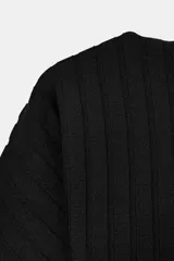 Top negro de punto rib con cuello redondo, manga corta y diseño evasé en el bajo.