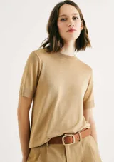 Blusa de punto de manga corta con cuello redondo y terminaciones acanaladas en cuello y mangas. Diseño básico y versátil de calce recto.