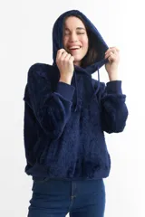 Hoodie rosa de sherpa con capucha y cordones ajustables.