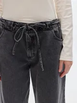 Jean de tiro bajo, corte loose fit, color gris oscuro con efecto lavado.