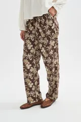 Babucha de viscosa con estampado floral en tonos marrones y beige, de corte recto y ajuste cómodo.