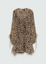 Vestido corto de tejido fluido y semitransparente con estampado animal print de leopardo. Presenta cuello redondo, diseño recto y mangas largas con detalle de lazo ajustable en los puños. Incluye forro interior.