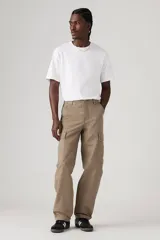 Pantalón cargo color marrón claro, de corte recto y holgado, con bolsillos laterales con solapa en las piernas.